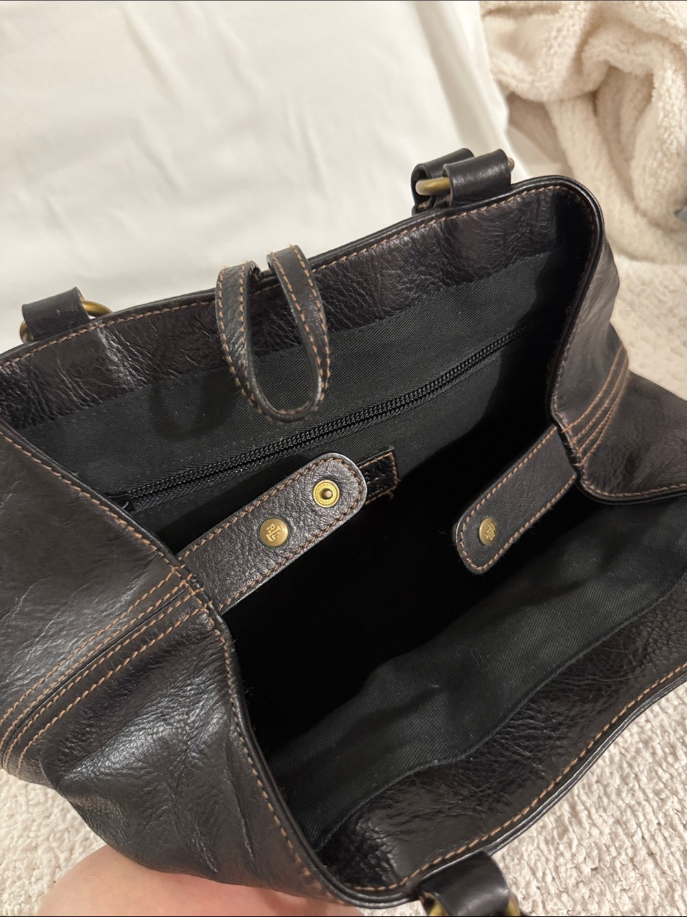 Lauren Ralph Lauren Black Leather Shoulder Bag with Gold Hardware - Picture 4 of 4